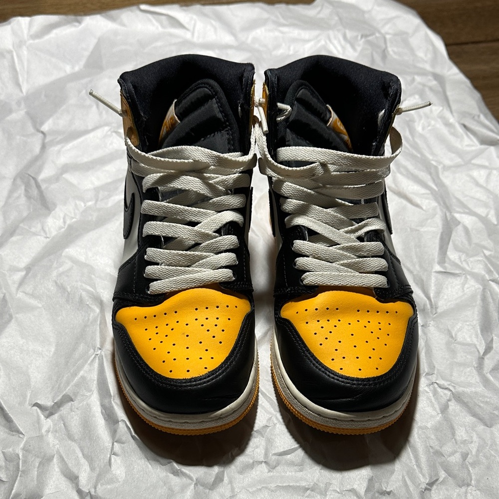 Air Jordan 1 Retro High OG GS Taxi  (Black and Yellow)High-Top Sneakers